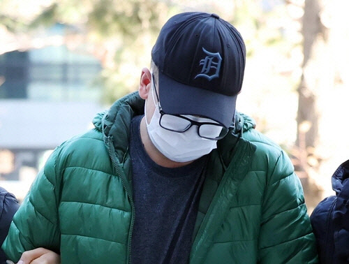 지난해 전국 지하철 차량기지에 침입해 전동차에 '그라피티'(graffiti)를 그리고 달아났던 미국인 A씨가 20일 오후 구속 전 피의자 심문(영장실질심사)을 받기 위해 인천시 미추홀구 인천지방법원으로 들어서고 있다. [인천=연합뉴스]